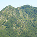 Der Monte Manico del Lume ist an seinen Felszeichnungen zu erkennen. Links Vor-, rechts Hauptgipfel. 