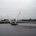 .. am einen Ende der <b>Peace bridge</b> über den Foyle.<br />Sie soll die (eher neue) Einheit des protestantischen Stadtzentrums mit den katholischen Quartieren auf der andern Flussseite symbolisieren