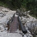 Vorsicht naß! Auf dieser schlüpfrigen Holzbrücke wird der Angelbach überquert, danach ......