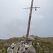 Improvisiertes Gipfelkreuz auf dem Widderfeld