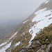 Nach einem weglosen Abstieg vom Widderfeld über Schneefelder und an Schneefeldern vorbei ist hier der Wanderweg zurück zum Gemsmättli und Tomlishorn zu erkennen, nachdem sich der Nebel etwas gelichtet hat. Mittlerweile bin ich nicht mehr alleine unterwegs.