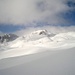 Was für ein schönes Skitourengelände! In der Bildmitte das Tagesziel: Helgenhorn 2837m