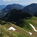 Rückblick aus der Goldlochspitz-Gipfelflanke auf Liechtenstein.