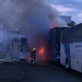 Belfast: Im Laderaum des linken Busses ist ein Brand ausgebrochen ..