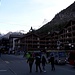 Bahnhofsplatz in Zermatt - Achtung vor den Elektroautos. Die hört man nicht, wenn sie plötzlich hinter einem sind :-) 