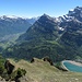 Blick vom Fuss der Gipfelfelsen zum gut 1000 m tiefer gelegenen Klöntalersee.