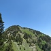 Der auf heutigen Wanderkarten nicht mehr ausgewiesene Bergweg führt auf der linken Seite durch teilweise felsige Passagen hinab.