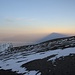 Mount Meru und der Schatten vom Kilimanjaro daneben