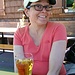 countrygirl mit ihrem Getränk Nr. 1: Apfelschorle