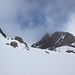 <b>La copertura nevosa qui è ancora completa, mi risulta quindi difficile stabilire dove comincia il ghiacciaio: azzardo il limite a 2730 m, presso il macigno tondeggiante al centro della foto. </b>