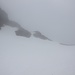 <b>La visibilità sul ghiacciaio è assai ridotta; intravedo tra la nebbia un cordone roccioso marrone, che dovrebbe rappresentare la mia meta. </b>