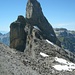 Unglaublich dass man hier als Bergwanderer hochkommt: Der Laucherenstock (2637m) im Schmalprofil über dem Schlittchuechen-Pass (2520m).