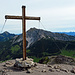 das Gipfelkreuz steht etwas unterhalb vom Gipfel