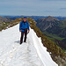eine riesige Schneewechte wird überquert