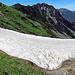 diese Schneewechte auf der Tälihöhi versperrt den Wanderweg nach Malbun total, aber mit Vorsicht und "Schlagtritten" ist auch dieses Hindernis kein Problem.