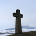 Das Hegaukreuz thront auf einem aussichtsreichen Hügel zwischen Mägdeberg, Hohenstoffeln und Hohenhewen