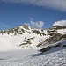 <b>Il circo glaciale che ospita il Lago d’Orsino (2286 m) è completamente innevato; qui sarebbe bello avere gli sci. </b>