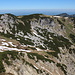 Geigelstein - Ausblick am Gipfel in etwa nördliche Richtung. Von der Einsattelung (links) sind wir zuvor aufgestiegen. Darüber erhebt sich der Roßalpenkopf.
