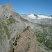 Rückblick über ein Grattürmchen vom Gipfel des Planggengrates (2397m) zum Laucherenstock (2639m). Ganz links ist der Laucherengrat (2418m) am Bildrand zu sehen.