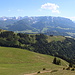 Wandberg - Ausblick am Gipfelkreuz, u. a. zum südlich gelegenen Kaisergebirge.