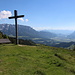 Karspitze - Vom Kreuz reicht der Blick zum Zahmen Kaiser und ins dunstige Inntal bei Kufstein.