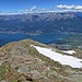Unterhalb des Gipfelaufschwungs kam dieses Panoramabild zustande. Neben dem Lago di Como sieht man noch Lago di Mezzola rechts und Luganer See links, zudem zweigt nach rechts das Tal der Adda ab.