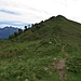 Der Sattel zwischen West- und Hauptgipfel des Monte Muggio, links am Rücken führt die schönere Spur zum Gipfel.