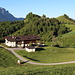 Feistenau - Blick zum doppelgipfeligen Hügel Chiemkogel (1.066 m/1.063 m).