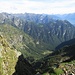 Vista verso la Valle di Moleno, dove dall’Alpe Lai si raggiunge l’Alpe di Gariss (in centro foto), da cui si può salire al passo che porta alla Capanna Albagno o alla Cima dell’Uomo.