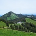 Roßkopf (1580 m), Blick nach Norden auf die Bergstationen der Stümpflings- und Suttenbahn