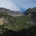 Der Talschluß des Val Ion ist in Sichtweite gerückt: die Malga Asbelz liegt - noch verdeckt - am grünen Einschnitt, hinter dem dann auch der Lago Asbelz zu finden ist. Der imposante Berg rechts oberhalb der markanten Forcolotta di Jon ist die einsame Cima Forcolotta - ob dort heuer schon jemand droben war?
