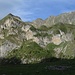 Im Anmarsch zur Malga Asbelz ist mir dieses schöne Panorama des hinteren Val Ion gelungen: links der spitze Monte Pizzo, dahinter die hohe, unzugängliche Felsburg namens Castello dei Camosci.