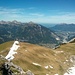 Blick von der Schwarzhanskarspitze über den grasigen Abstiegsrücken.