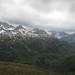 Gipfel oberhalb Warth und Hochkrumbach, dahinter in Wolken die Braunarlspitze, rechts das Schadona-Rothorn
