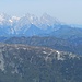 Der viergipflige Floch (2. Reihe), dahinter der Loferer Steinberg sowie einige Pommesbuden der Brixentaler Skigebiete