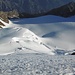 Tiefblick vom Nadelhorn Ostgrat nach Norden, nicht alles was weiß ist ist Schnee. Auch Eis ist weiß.
