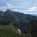 Jenseits des Val d'Ambiez rückt nun zusehends die Cima di Ghez ins Blickfeld: in einer Woche werde ich dort droben stehen. Am linken Bildrand der Doss di Dalun.