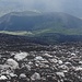 Ein Blick zurück zu einem kleinen Krater am Bergfuss