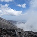 Der Etna raucht nicht nur selbst - er zieht auch viele Wolken an, so dass man kaum unterscheiden kann, was nun Rauch und was Wolken sind.