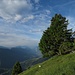 Ein sonniger Morgen liegt über dem südlichen Trentino.