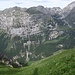 Der Blick weitet sich nach Westen: über dem Val d'Ambiez erkennt man die Gegend der Crona. Tief drunten am unteren Bildrand die Malga Ben, zu der sehr steile Schrofenhänge hinabziehen.