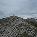 Dann habe ich es geschafft:  etwas östlich des Kreuzes stehe ich auf dem geräumigen Gipfelplateau der Cima di Ghez .....