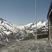Ausblick von der Seewenhütte: Die Passstrasse verendet im Schnee