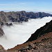 Rückblick auf den Crater rim-Trail. Der Nebel füllt am Nachmittag häufig die Caldera. Im Hintergrund der Teide