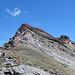 der Weg vom neu gesetzten Punkt aus, (Piz 2720 Madrisahorn Westgrat 2720 m) zum Rätschenjoch ist anspruchsvoll, sehr steil mit viel losem Gestein. T4 - T5. siehe die rote Linie.