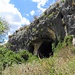 Überall finden sich Grotten und Grabhöhlen in den Felswänden.
