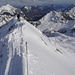 am Grat ist mit Ski schon Vorsicht angesagt, teils senkrechte Abstürze nach Norden sind wenig einladend