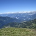 3h15 nach dem Start in Feldis ist das Fulbergegg erreicht: Blick über Feldis in die Surselva