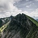 Rückblick zu den Gungern und eindrucksvollen ca. 400m hohen brüchigen Wänden