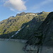 Start beim Grimsel Hospiz: über dem Grimselsee der künstliche Juchlibach und das Juchli, rechts der Juchlistock, in der Mitte der Brüngrat, links das Tagesziel Brünberg